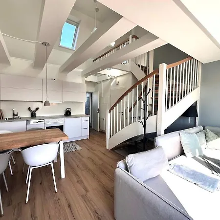 Sky & Homes Weitblick I Helle Galeriewohnung Mit Atemberaubendem Meerblick, Erste Strandlage, Skandi-design, Sonniger Balkon