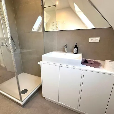 Sky & Homes Weitblick I Helle Galeriewohnung Mit Atemberaubendem Meerblick, Erste Strandlage, Skandi-design, Sonniger Balkon